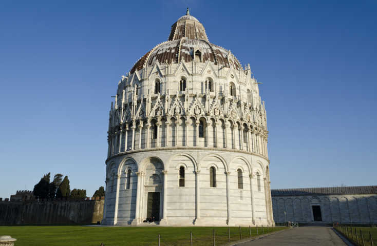 Italia 12 - Pisa - plaza del Milagro - Baptisterio.jpg
